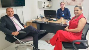 Os vereadores Professor Lucifran e Emília Milena foram recebidos por Edilto Franco, diretor-geral do HRCR, que apresentou os números e ações da unidade e o andamento do projeto de reforma geral hospitalar. (Foto: Clemilton Silva)