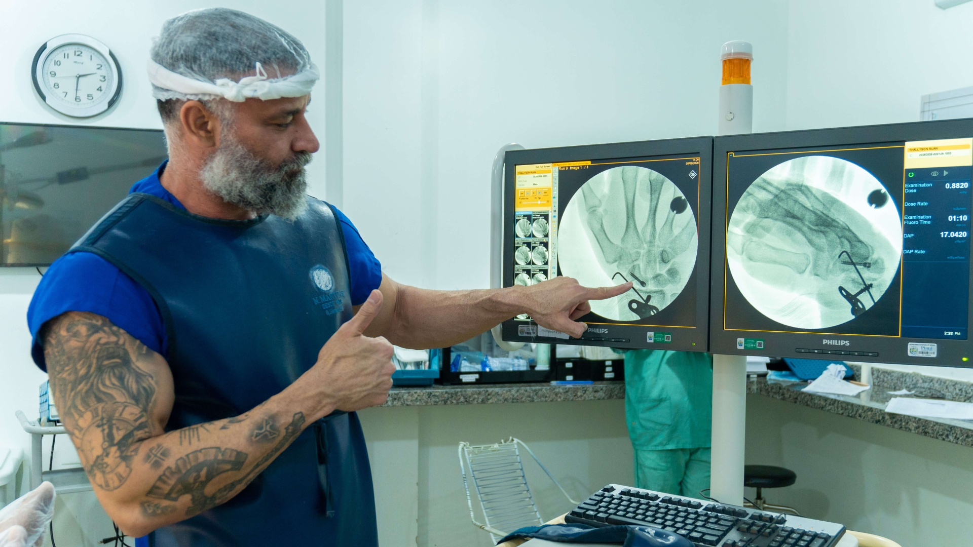 As duas cirurgias inéditas foram realizadas no fêmur, em um paciente idoso, e um dos ossos do punho, em um paciente jovem, com uso de técnicas minimamente invasivas. (Foto: Clemilton Silva)